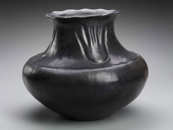 picture of a black jar